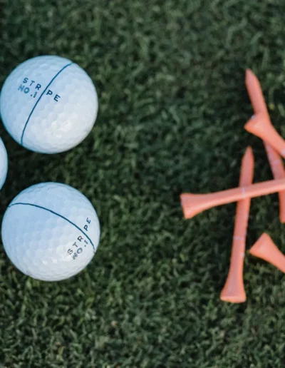 Golfbollar och peggar från Stripe golf