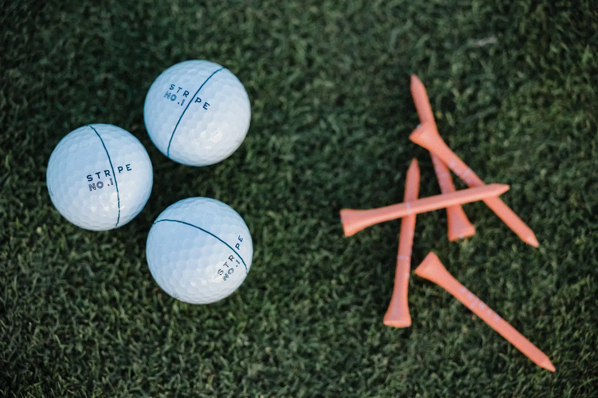 Golfbollar och peggar från Stripe golf