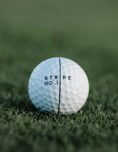 Golfboll på fairway i skymning - Stripe golfboll modell No.01