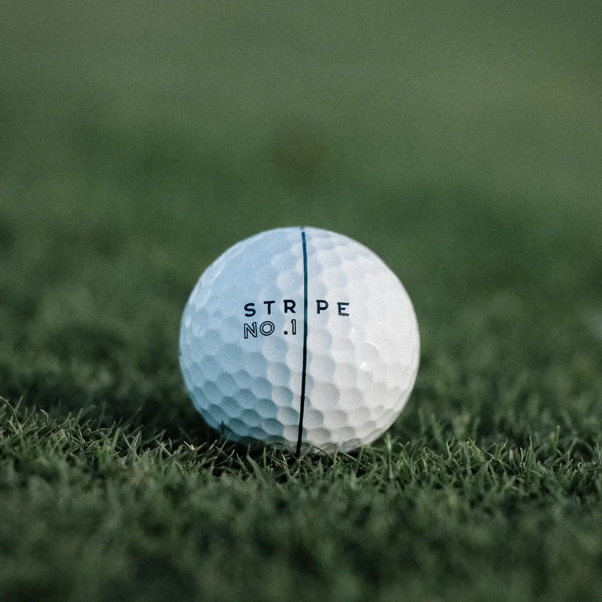 Golfboll på fairway i skymning - Stripe golfboll modell No.01