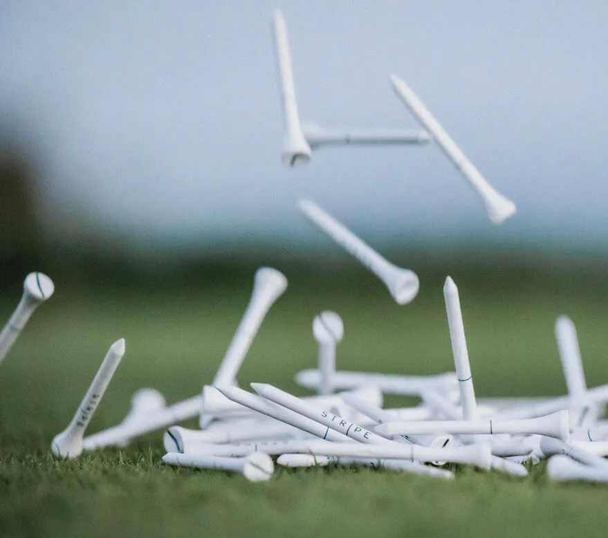 Golfpeggar i bambuträ i vitt. Skonsamma mot naturen, hållbara och billiga.