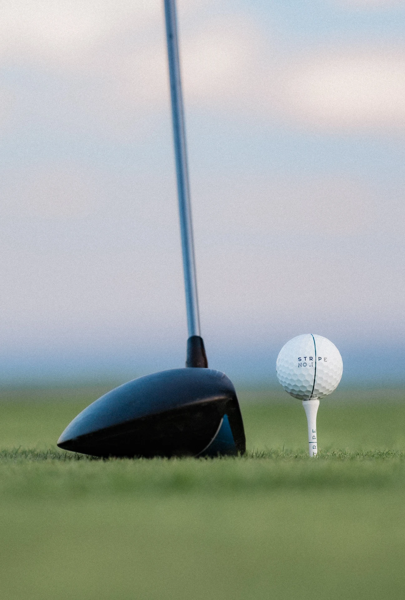 Golfbollat, golfhandskar och peggar i ett bra erbjudande - Stripe golf